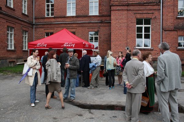 Klikka vaatamaks tissuuruses pilti